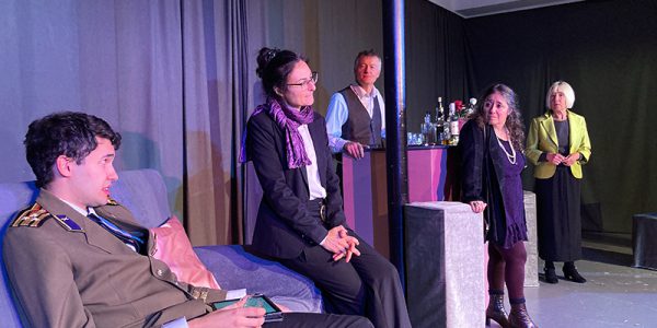 Szenenbild Ausbruch des Weltfriedens